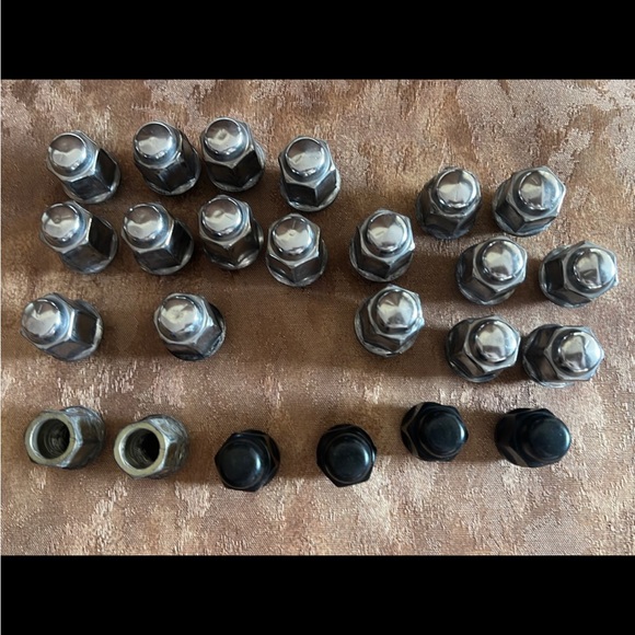 24 Lug nuts - Picture 9 of 13